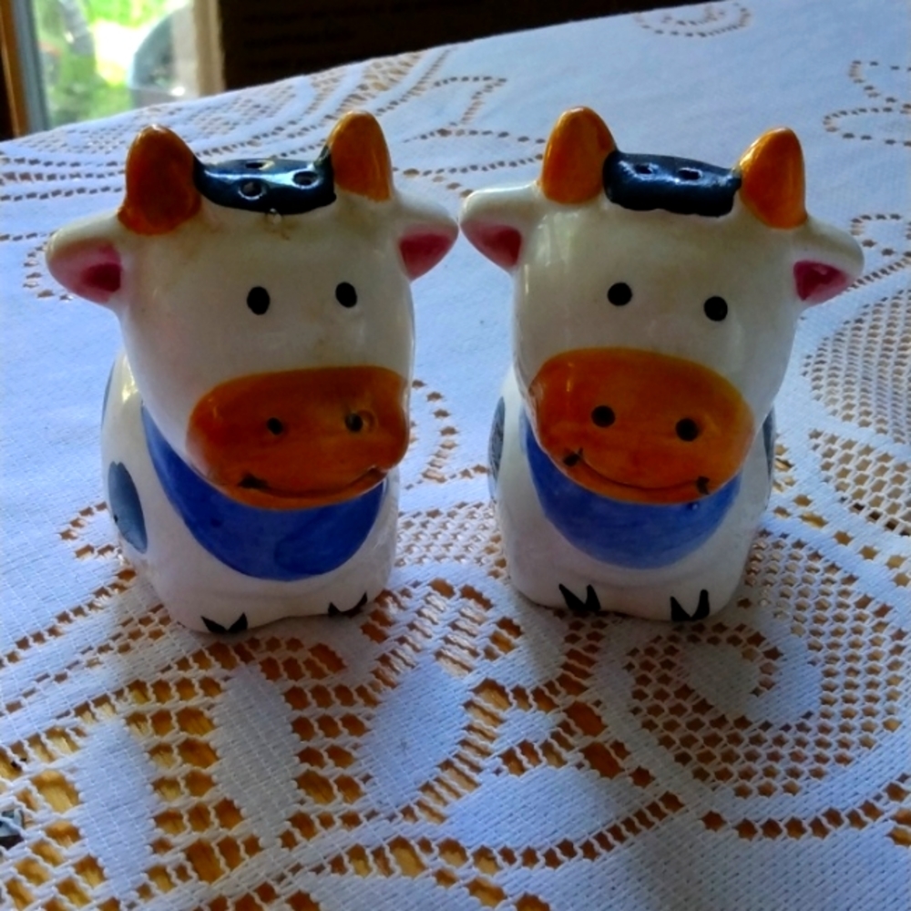 Cow salt and pepper shakers